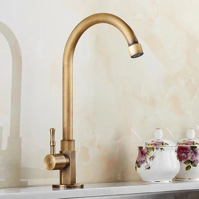 Kökskran i mässing – Svanhalsdesign med antik finish