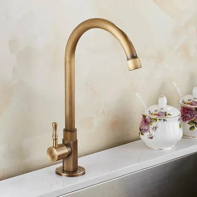 Kökskran i mässing – Svanhalsdesign med antik finish