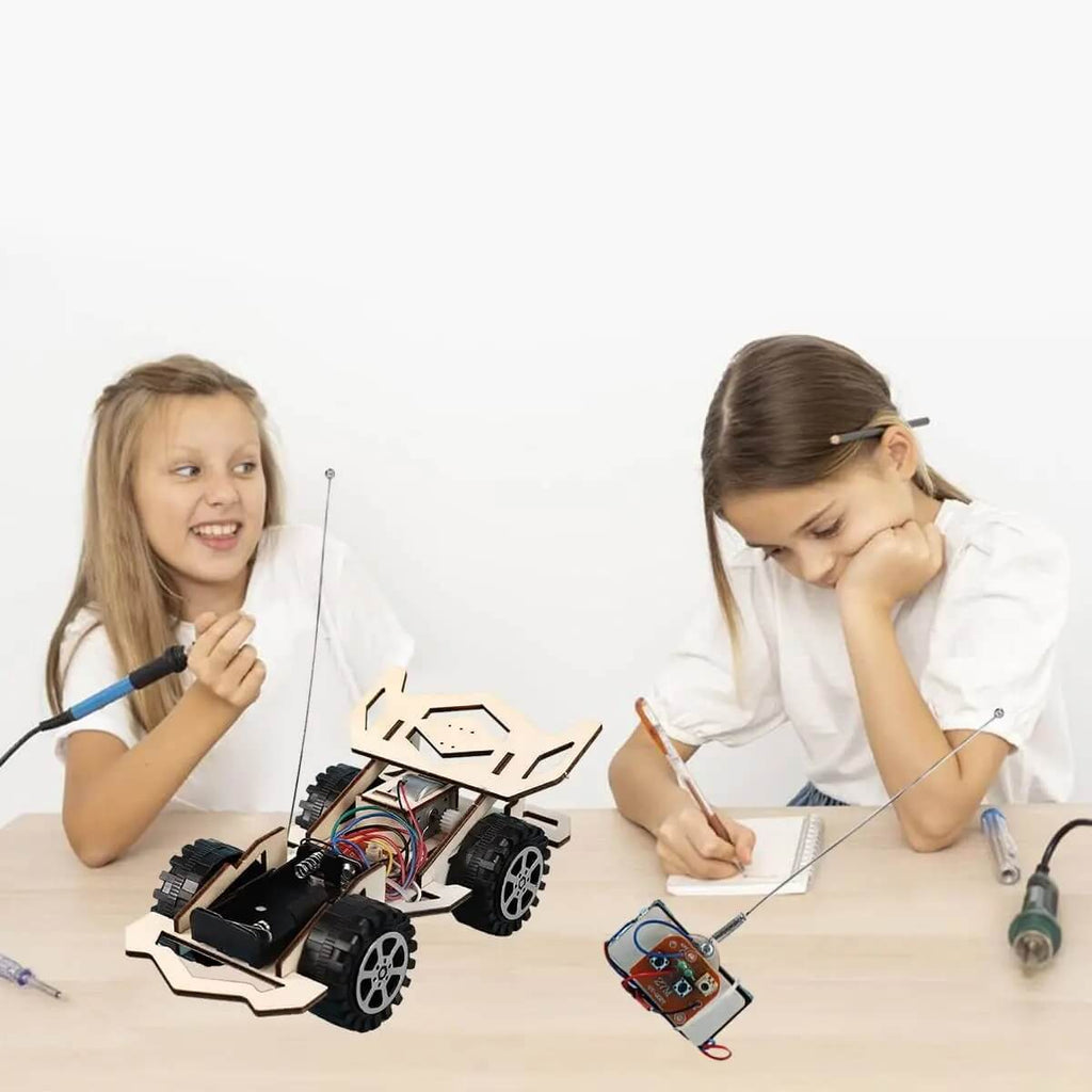 WoodiRace – Radiostyrd träbil att bygga själv | DIY-teknikleksak i trä