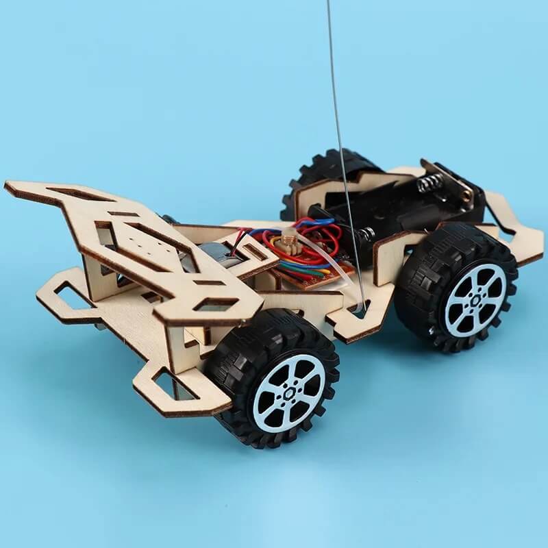 WoodiRace – Radiostyrd träbil att bygga själv | DIY-teknikleksak i trä
