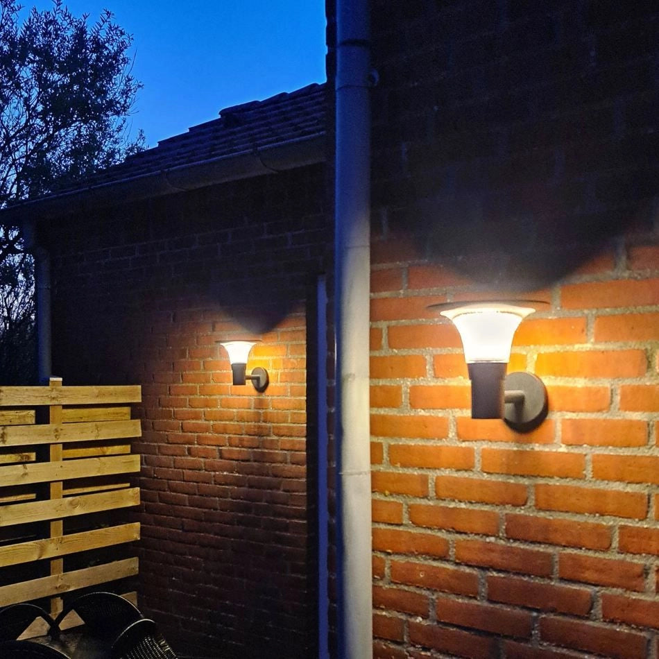 Solcellsvägglampa med sensor – Dimmar upp till 160 lumen vid rörelse