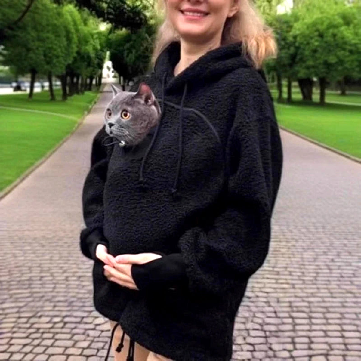 Svart hoodie med ficka för katt – mysig teddyfleece huvtröja unisex