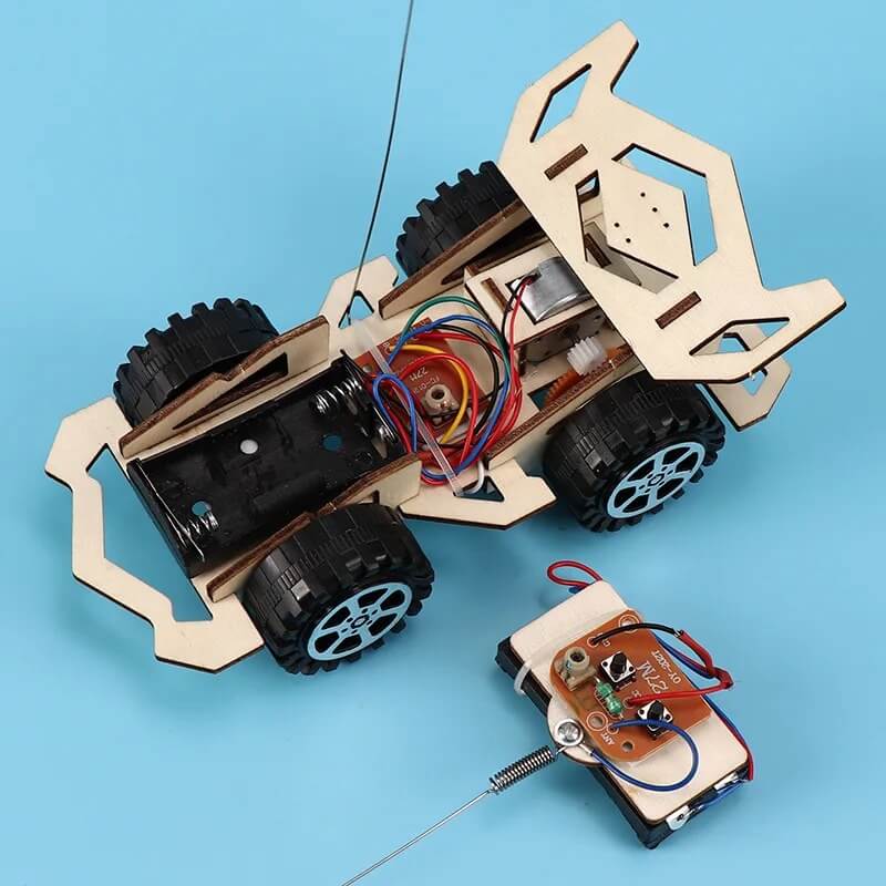 WoodiRace – Radiostyrd träbil att bygga själv | DIY-teknikleksak i trä