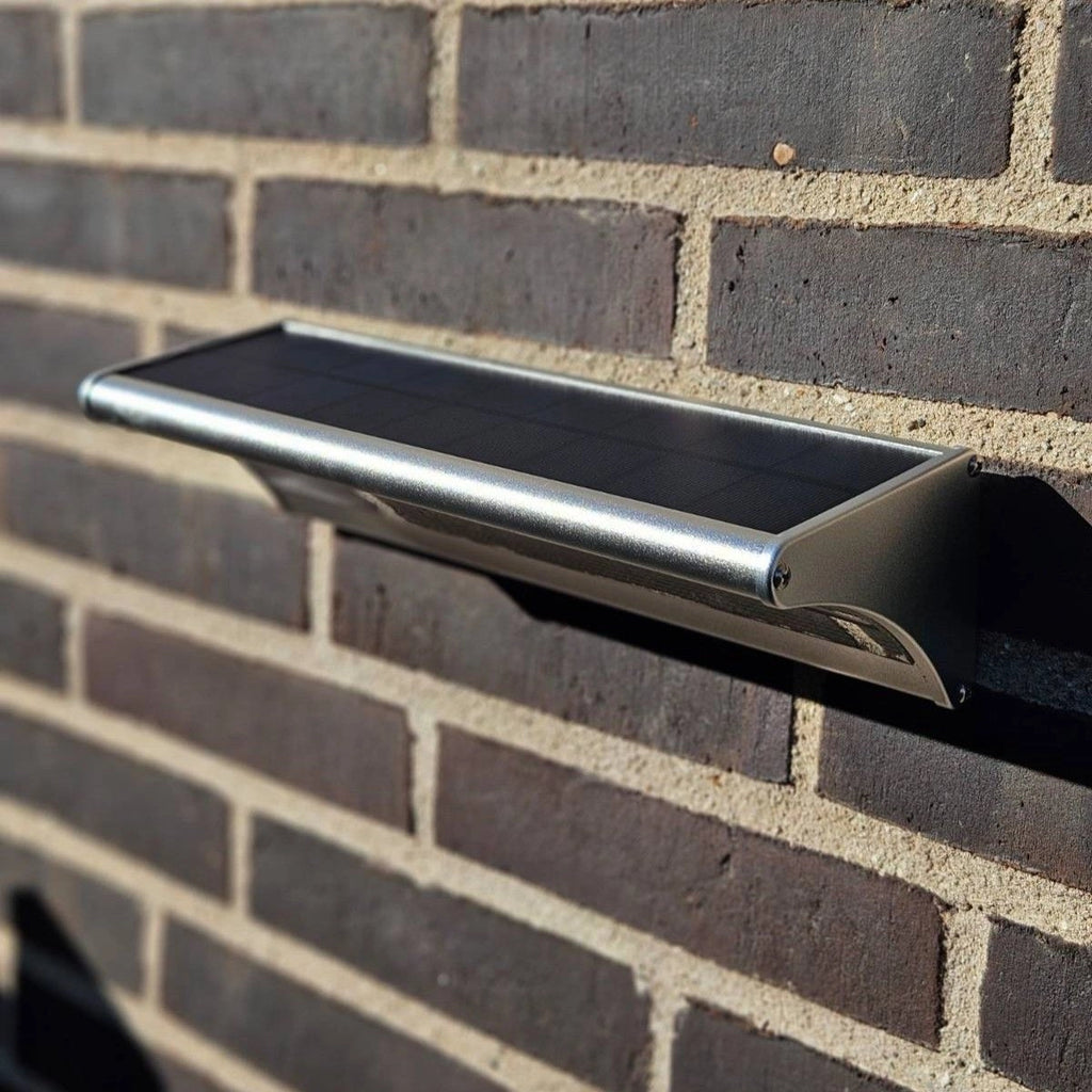 Solcellsvägglampa XL 1100 lumen – Rörelsesensor och 31 cm bred ljusbild