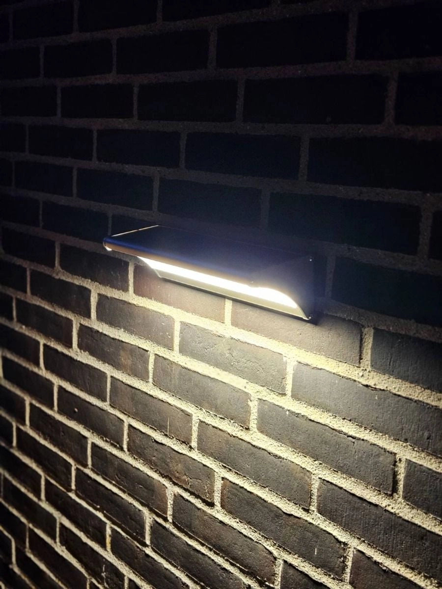 Solcellsvägglampa XL 1100 lumen – Rörelsesensor och 31 cm bred ljusbild
