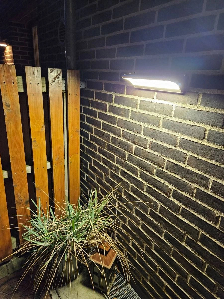 Solcellsvägglampa XL 1100 lumen – Rörelsesensor och 31 cm bred ljusbild